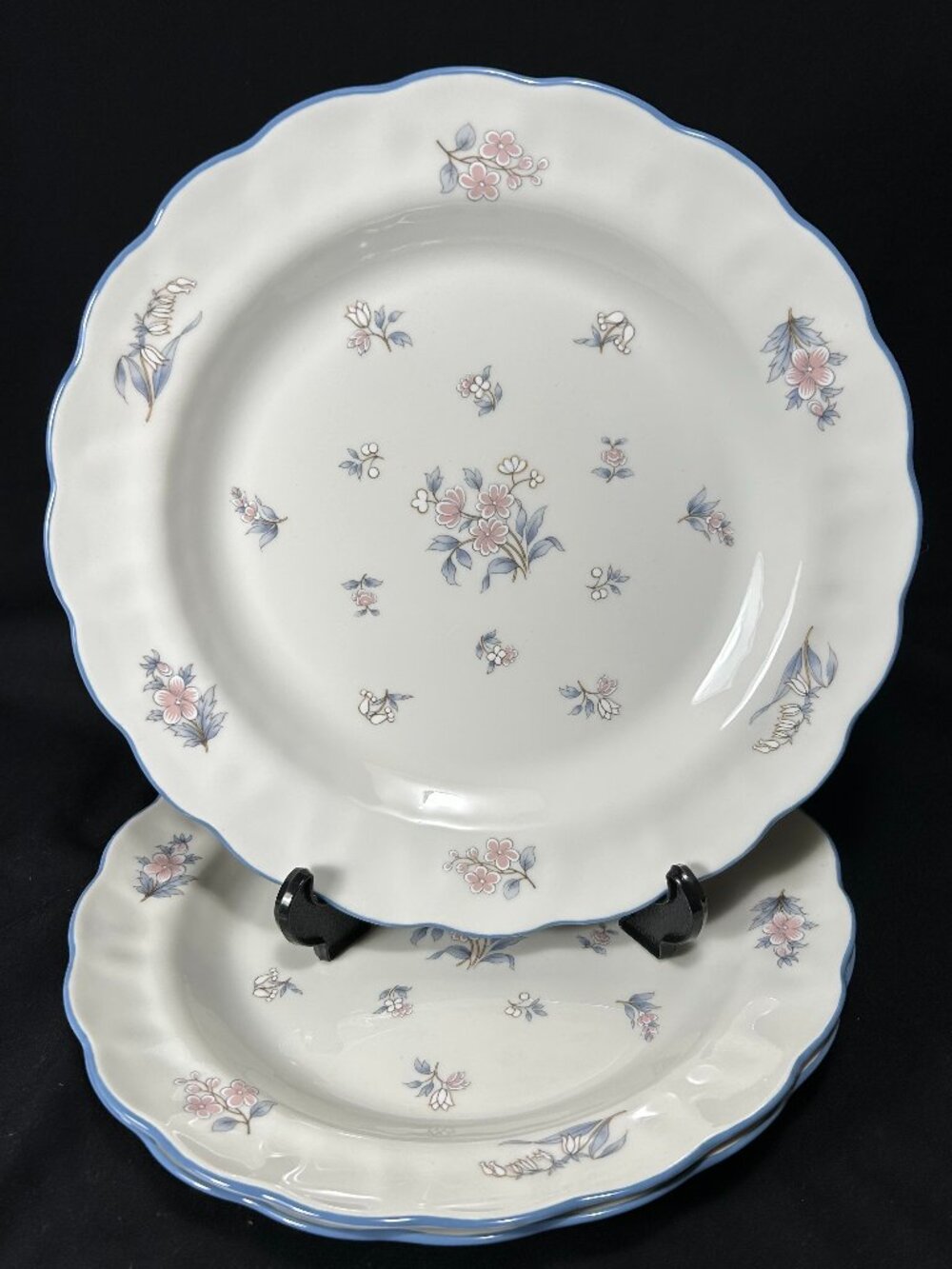 3 beautiful dinner plates. Royal Doulton UK TC1146 Lincoln